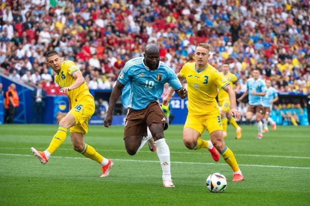 Romelu Lukaku Belgium, 10 in duel with Vitalii Mykolenko Ukraine, 16 , Oleksandr Svatok Ukraine, 03 , GER, Ukraine UKR vs Belgium BEL , European Football Championship, UEFA EURO 2024, Group E, Matchday 3, 26 06 2024 GER, Ukraine UKR vs Belgium BEL , European Football Championship, UEFA EURO 2024, Group E, Matchday 3, 26 06 2024 Stuttgart Copyright: xEibner-Pressefoto Memmlerx EP_MMR