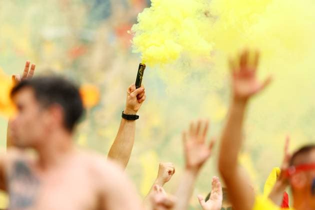 Romania fans light flares after Razvan Marin of Romania scores a penalty to make it 1-1 Slovakia v Romania, UEFA European Championship, EM, Europameisterschaft 2024, Group E, Football, Frankfurt Arena, Frankfurt am Main, Germany - 26 Jun 2024 EDITORIAL USE ONLY No use with unauthorised audio, video, data, fixture lists, club league logos or live services. Online in-match use limited to 120 images, no video emulation. No use in betting, games or single club league player publications. Copyright: xKieranxMcManus Shutterstockx 14555603ak