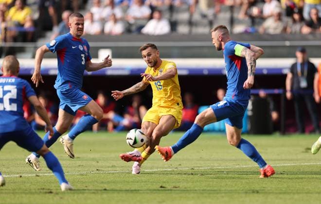 26 06 2024, European Football Championship, UEFA EURO 2024, Slovakia Romania, Group E, Arena Frankfurt, f l , Denis Vavro Slovakia , Denis Mihai Dragus Romania , Milan Skriniar Slovakia Copyright: HMBxMedia