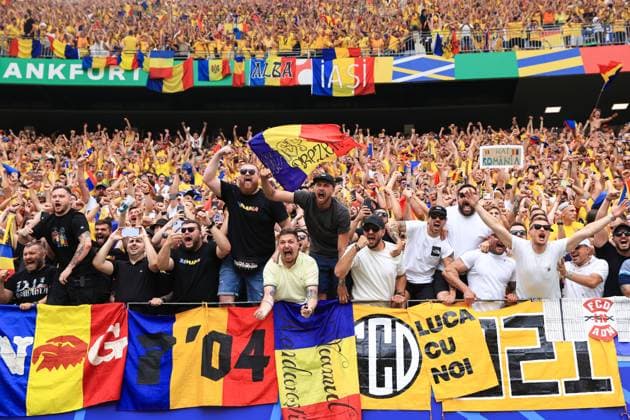 Fußball UEFA EURO 2024 Gruppe E Slowakei gegen Rumänien 26. Juni 2024 UEFA EURO 2024 Gruppe E Slowakei gegen Rumänien Rumänien Fans feiern den Ausgleichstreffer Foto Simon Stacpoole Abseits Frankfurt Deutschland  Copyright: xSimonxStacpoolexOffside