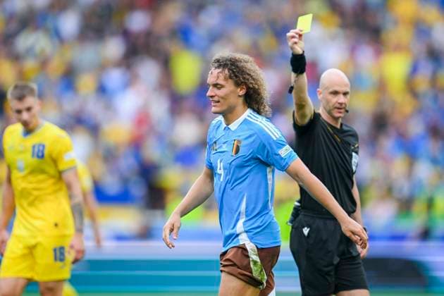 Ukraine v Belgium Group E - UEFA EURO, EM, Europameisterschaft,Fussball 2024 STUTTGART, GERMANY - JUNE 26 : referee Anthony Taylor (ENG) giving a yellow card to Faes Wout defender of Belgium during the UEFA EURO 2024 European Football Championship tournament group E stage match between Ukraine and Belgium at Stuttgart Arena on June 26, 2024 in Stuttgart, Germany, 26 06 2024 Stuttgart Germany  Copyright: xVincentxKalutx