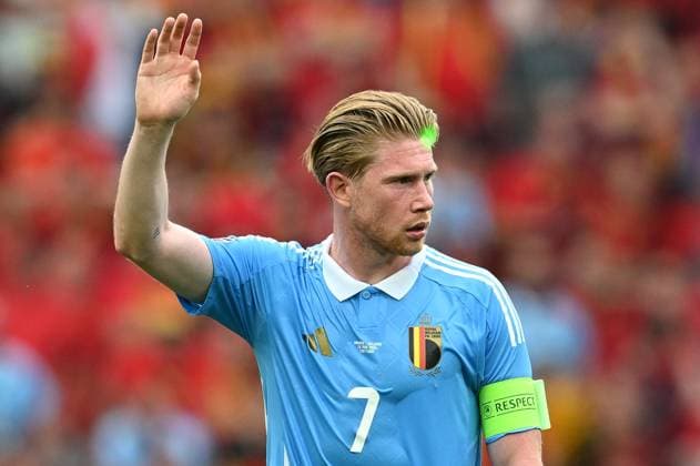 240626 EURO2024 UKRAINE VS BELGIUM Kevin De Bruyne (7) of Belgium receives a green laser light point pen in his face during a soccer game between the national teams of Ukraine and Belgium, called the Red Devils on the third matchday in Group E in the group stage of the UEFA EURO, EM, Europameisterschaft,Fussball 2024 tournament , on Wednesday 26 June 2024 in Stuttgart , Germany . PHOTO SPORTPIX David Catry STUTTGART GERMANY  Copyright: xx 469871