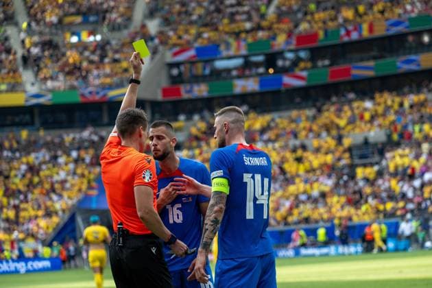 GER, EURO 2024, Group E, Slovakia SVK vs. Romania ROU 24 06 2024, Frankfurt Arena, Frankfurt, GER, EURO 2024, Group E, Slovakia SVK vs. Romania ROU In the picture referee Daniel Siebert gives David Hancko Slovakia SVK, 16 the yellow card and decides on penalty kick after examination nordphotoxGmbHxx xDenkinger nph00015