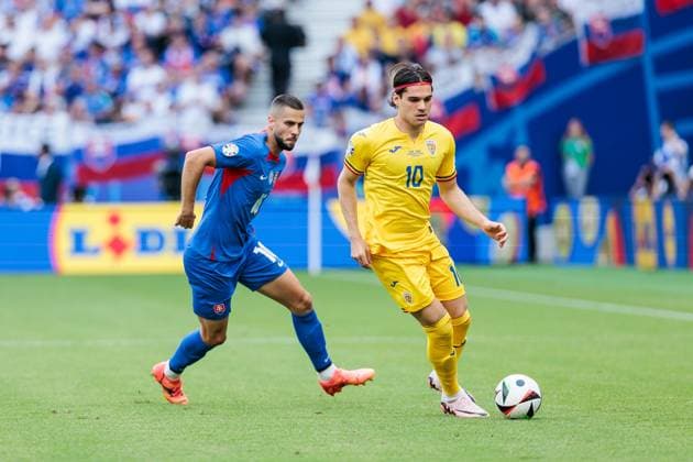 UEFA EURO 2024 Slovakia Romania 26 06 2024 duel David Hancko Slovakia, 16 , Ianis Hagi Romania, 10 UEFA EURO 2024 Slovakia Romania Frankfurt Arena, Frankfurt 26 06 2024 Copyright: xBEAUTIFULxSPORTS Wunderlx