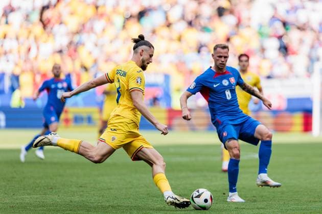 UEFA EURO 2024 Slovakia Romania 26 06 2024 duel Radu Matei Dragusin Romania, 3 , Ondrej Duda Slovakia, 8 UEFA EURO 2024 Slovakia Romania Frankfurt Arena, Frankfurt 26 06 2024 Copyright: xBEAUTIFULxSPORTS Wunderlx