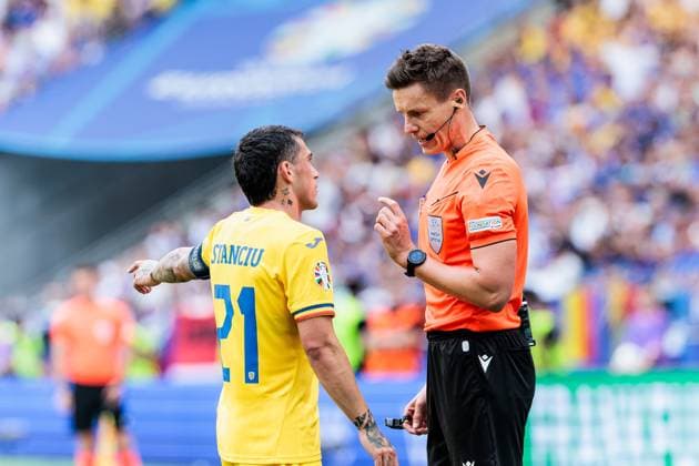 UEFA EURO 2024 Slovakia Romania 26 06 2024 Referee Daniel Siebert GER talks to Nicolae Stanciu Romania, 21 UEFA EURO 2024 Slovakia Romania Frankfurt Arena, Frankfurt 26 06 2024 Copyright: xBEAUTIFULxSPORTS Wunderlx