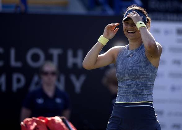 Emma Raducanu of GBR celebrates Rothesay International Eastbourne, Day 4, Tennis, Devonshire Park, Eastbourne, UK - 26 June 2024  Copyright: xEllaxLing Shutterstockx 14558912dd
