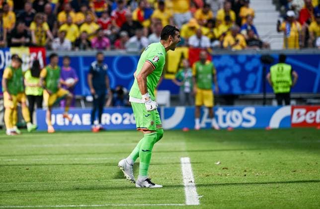 26 06 2024, xpsx, UEFA Euro 2024 preliminary round, Slovakia Romania v l Constantin Florin Nita Romania Romania DFL DFB REGULATIONS PROHIBIT ANY USE OF PHOTOGRAPHS as IMAGE SEQUENCES and or QUASI VIDEO emspor Frankfurt