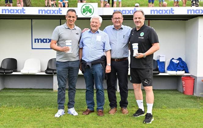 26.06.2024 - Fussball - Saison 2024 2025 - Testspiel Freundschaftsspiel Vorbereitungsspiel : TSV Neudrossenfeld - SpVgg Greuther Fürth ( Kleeblatt ) - - xwoxzix - Rachid Azzouzi (Sportdirektor Geschäftsführer SpVgg Greuther Fürth ) Alexander Zorniger ( Trainer SpVgg Greuther Fürth ) mit Hans-Dieter Groppweis ( Geschäftsführer maxit ) und ??? *** 26 06 2024 Football season 2024 2025 Test match Friendly match Preparation match TSV Neudrossenfeld SpVgg Greuther Fürth Kleeblatt xwoxzix Rachid Azzouzi Sports Director Managing Director Sport SpVgg Greuther Fürth Alexander Zorniger Coach SpVgg Greuther Fürth with Hans Dieter Groppweis Managing Director maxit and