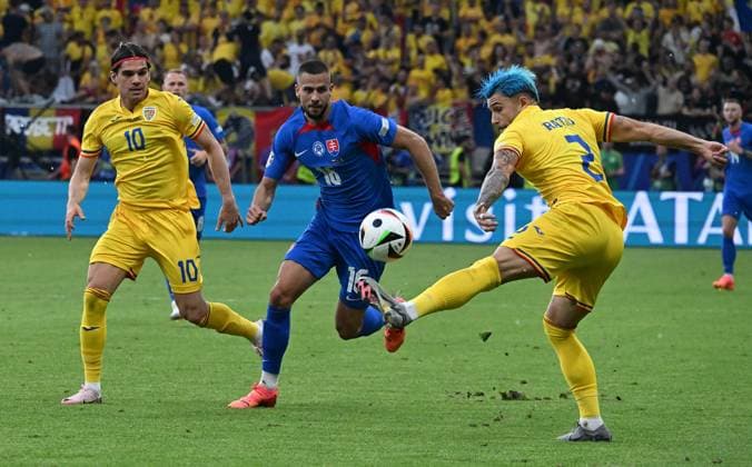 26 06 2024, xsltx, European Football Championship 2024, Slovakia Romania emspor, v l Ianis Hagi Romania Romania , David Hancko Slovakia , Andrei Florin Ratiu Romania Romania DFL DFB REGULATIONS PROHIBIT ANY USE OF PHOTOGRAPHS as IMAGE SEQUENCES and or QUASI VIDEO Frankfurt