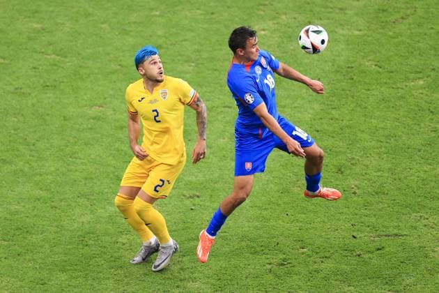 Fußball UEFA EURO 2024 Gruppe E Slowakei gegen Rumänien 26. Juni 2024 UEFA EURO 2024 Gruppe E Slowakei gegen Rumänien David Strelec von der Slowakei und Andrei Ratiu von Rumänien Foto Simon Stacpoole Abseits Frankfurt Deutschland  Copyright: xSimonxStacpoolexOffside