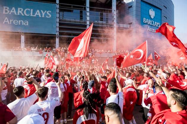 Turkish football fans, UEFA EURO, EM, Europameisterschaft,Fussball 2024, Hamburg, Germany Hamburg, Germany. 26th, June 2024. Football fans of Turkey arrive at the stadium for the UEFA Euro 2024 match in Group F between Czechia and Turkey at Volksparkstadion in Hamburg. Hamburg Germany  Copyright: xGonzalesxPhoto LassexLagonix