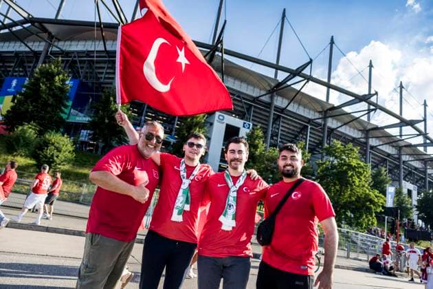Turkish football fans, UEFA EURO, EM, Europameisterschaft,Fussball 2024, Hamburg, Germany Hamburg, Germany. 26th, June 2024. Football fans of Turkey arrive at the stadium for the UEFA Euro 2024 match in Group F between Czechia and Turkey at Volksparkstadion in Hamburg. Hamburg Germany  Copyright: xGonzalesxPhoto LassexLagonix