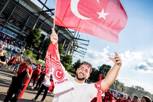 Turkish football fans, UEFA EURO, EM, Europameisterschaft,Fussball 2024, Hamburg, Germany Hamburg, Germany. 26th, June 2024. Football fans of Turkey arrive at the stadium for the UEFA Euro 2024 match in Group F between Czechia and Turkey at Volksparkstadion in Hamburg. Hamburg Germany  Copyright: xGonzalesxPhoto LassexLagonix