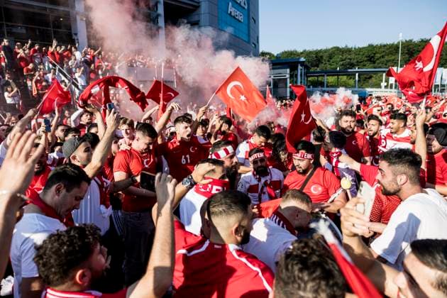 Turkish football fans, UEFA EURO, EM, Europameisterschaft,Fussball 2024, Hamburg, Germany Hamburg, Germany. 26th, June 2024. Football fans of Turkey arrive at the stadium for the UEFA Euro 2024 match in Group F between Czechia and Turkey at Volksparkstadion in Hamburg. Hamburg Germany  Copyright: xGonzalesxPhoto LassexLagonix