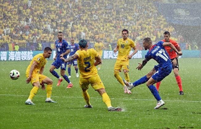 26 06 2024, xsltx, European Football Championship 2024, Slovakia Romania emspor, v l Andrei Florin Ratiu Romania Romania , Lukas Haraslin Slovakia DFL DFB REGULATIONS PROHIBIT ANY USE OF PHOTOGRAPHS as IMAGE SEQUENCES and or QUASI VIDEO Frankfurt