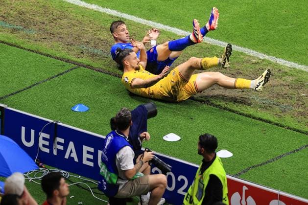 Fußball UEFA EURO 2024 Gruppe E Slowakei gegen Rumänien 26. Juni 2024 UEFA EURO 2024 Gruppe E Slowakei gegen Rumänien Radu Dragusin aus Rumänien und Tomas Suslov aus der Slowakei Foto Simon Stacpoole Abseits Frankfurt Deutschland  Copyright: xSimonxStacpoolexOffside