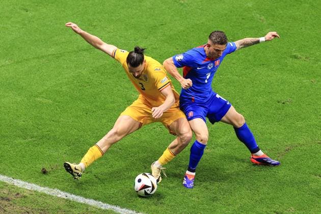 Fußball UEFA EURO 2024 Gruppe E Slowakei gegen Rumänien 26. Juni 2024 UEFA EURO 2024 Gruppe E Slowakei gegen Rumänien Radu Dragusin aus Rumänien und Tomas Suslov aus der Slowakei Foto Simon Stacpoole Abseits Frankfurt Deutschland  Copyright: xSimonxStacpoolexOffside