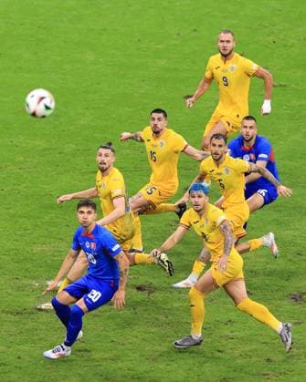 Fußball UEFA EURO 2024 Gruppe E Slowakei vs. Rumänien 26. Juni 2024 UEFA EURO 2024 Gruppe E Slowakei vs. Rumänien Spieler beider Mannschaften beobachten den Ball, der nach einem Einwurf in den Strafraum fallen soll Foto Simon Stacpoole Abseits Frankfurt Deutschland  Copyright: xSimonxStacpoolexOffside
