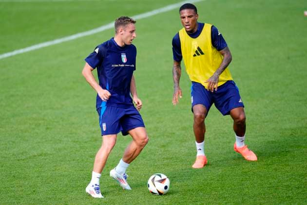 Italy& x2019;s Davide Frattesi with Italy& x2019;s Michael Folorunsho during training session at the base camp in Iserlohn on June 26, 2024, UEFA EURO, EM, Europameisterschaft,Fussball 2024, Iserlohn, Germany - - Soccer .  Copyright: xFabioxFerrari LaPressex