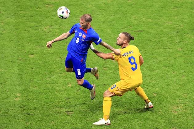 Fußball UEFA EURO 2024 Gruppe E Slowakei gegen Rumänien 26. Juni 2024 UEFA EURO 2024 Gruppe E Slowakei gegen Rumänien Ondrej Duda von der Slowakei und George Puscas von Rumänien Foto Simon Stacpoole Abseits Frankfurt Deutschland  Copyright: xSimonxStacpoolexOffside