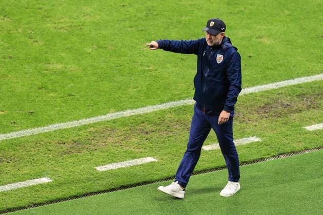 Fußball UEFA EURO 2024 Gruppe E Slowakei gegen Rumänien 26. Juni 2024 UEFA EURO 2024 Gruppe E Slowakei gegen Rumänien Rumänien Trainer Edward Iordanescu Foto Simon Stacpoole Abseits Frankfurt Deutschland  Copyright: xSimonxStacpoolexOffside