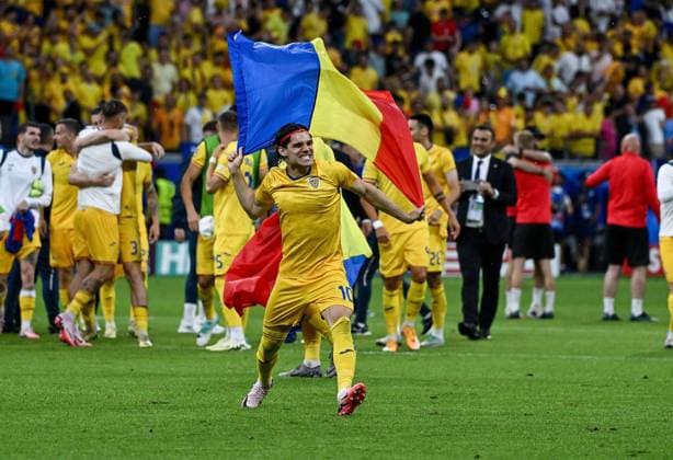 26 06 2024, xpsx, UEFA Euro 2024 preliminary round, Slovakia Romania v l jubel über das achtelfinale weiterkommen rumänien Ianis Hagi Romania Romania DFL DFB REGULATIONS PROHIBIT ANY USE OF PHOTOGRAPHS as IMAGE SEQUENCES and or QUASI VIDEO emspor Frankfurt