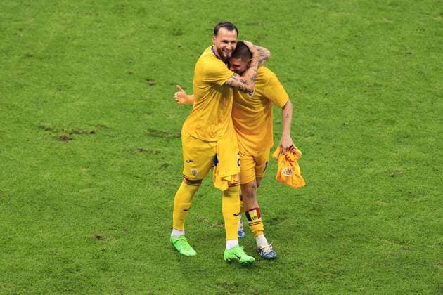 Fußball UEFA EURO 2024 Gruppe E Slowakei gegen Rumänien 26. Juni 2024 UEFA EURO 2024 Gruppe E Slowakei gegen Rumänien Vasile Mogos (Rumänien) links und Razvan Marin (Rumänien) feiern das Weiterkommen in die nächste Runde Foto Simon Stacpoole Abseits Frankfurt Deutschland  Copyright: xSimonxStacpoolexOffside