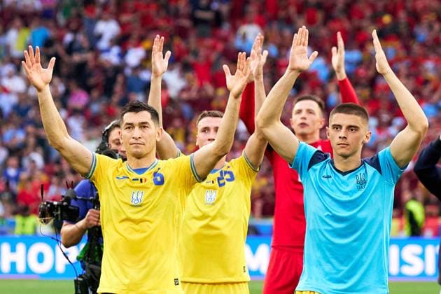 Taras Stepanenko, Vladyslav Vanat and Viktor Tsygankov of Ukraine salutes the Ukraine fans after the UEFA EURO, EM, Europameisterschaft,Fussball 2024 group stage match between Ukraine and Belgium at Munich Football Arena on June 26, 2024 in Stuttgart Germany (Photo by Camilla Stolen Imago) Stuttgart Germany Copyright: xCamillaxStolenx L2150769