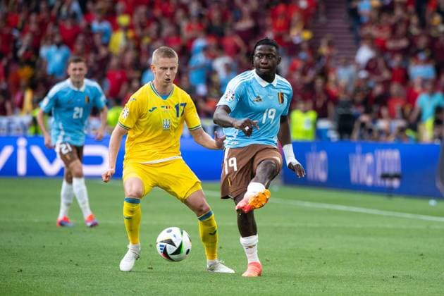 Oleksandr Zinchenko Ukraine, 17 in duel with Johan Saint Cyr Bakayoko Belgium, 19 , GER, Ukraine UKR vs Belgium BEL , European Football Championship, UEFA EURO 2024, Group E, Matchday 3, 26 06 2024 GER, Ukraine UKR vs Belgium BEL , European Football Championship, UEFA EURO 2024, Group E, Matchday 3, 26 06 2024 Stuttgart Copyright: xEibner-Pressefoto Memmlerx EP_MMR
