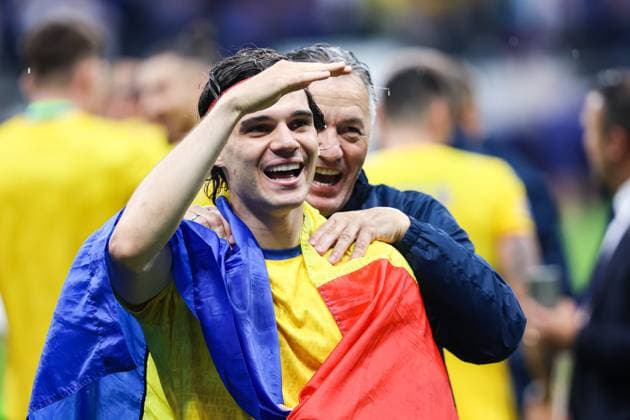 Final score 1 1 The Romanian team and fans celebrate from Ianis Hagi Romania, 10 with flag cheering GER, Slovakia SVK vs Romania ROU , European Football Championship, UEFA EURO 2024, Group E, Matchday 3, 26 06 2024 GER, Slovakia SVK vs Romania ROU , European Football Championship, UEFA EURO 2024, Group E, Matchday 3, 26 06 2024 Frankfurt Copyright: xEibner-Pressefoto RogerxBuerkex EP