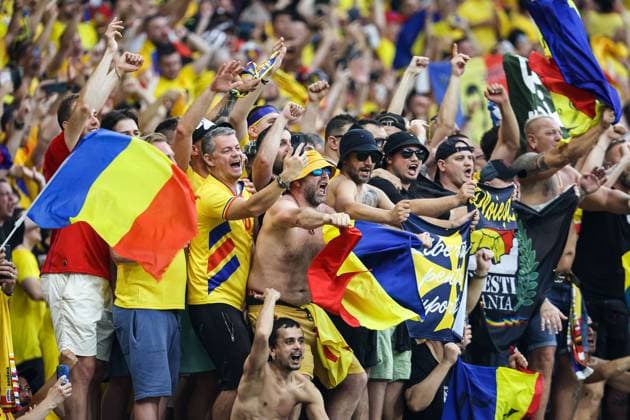 Final score 1 1 The Romanian team and the fans celebrate from Fans with flag GER, Slovakia SVK vs Romania ROU , European Football Championship, UEFA EURO 2024, Group E, Matchday 3, 26 06 2024 GER, Slovakia SVK vs Romania ROU , European Football Championship, UEFA EURO 2024, Group E, Matchday 3, 26 06 2024 Frankfurt Copyright: xEibner-Pressefoto RogerxBuerkex EP