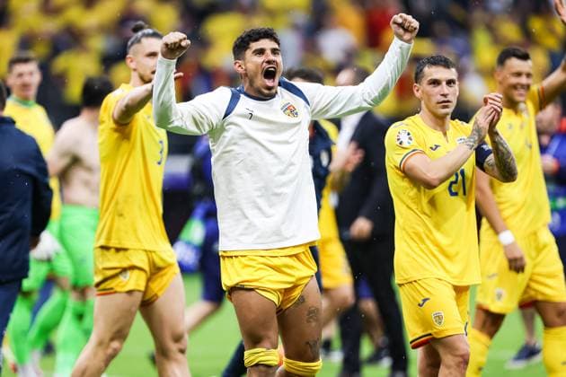 Final score 1 1 The Romanian team and the fans celebrate GER, Slovakia SVK vs Romania ROU , European Football Championship, UEFA EURO 2024, Group E, Matchday 3, 26 06 2024 GER, Slovakia SVK vs Romania ROU , European Football Championship, UEFA EURO 2024, Group E, Matchday 3, 26 06 2024 Frankfurt Copyright: xEibner-Pressefoto RogerxBuerkex EP