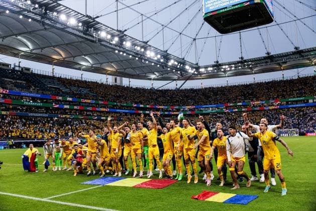 UEFA EURO 2024 Slovakia Romania 26 06 2024 The Romanians celebrate victory with their fans UEFA EURO 2024 Slovakia Romania Frankfurt Arena, Frankfurt 26 06 2024 Copyright: xBEAUTIFULxSPORTS Wunderlx
