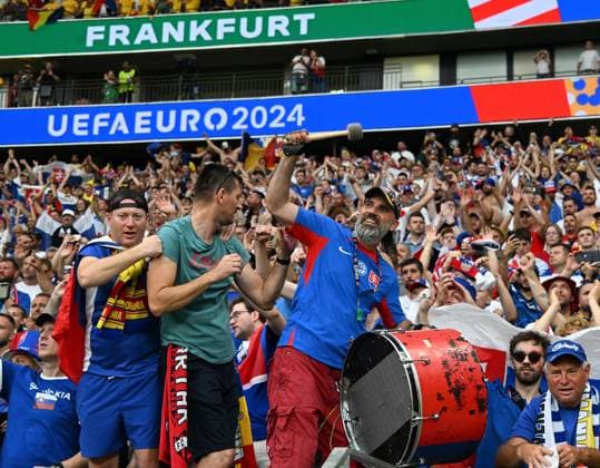 26 06 2024, xsltx, European Football Championship 2024, Slovakia Romania emspor, v l emotions, fans, atmosphere, flags, logo, Slovakia spectators, jerseys DFL DFB REGULATIONS PROHIBIT ANY USE OF PHOTOGRAPHS as IMAGE SEQUENCES and or QUASI VIDEO Frankfurt