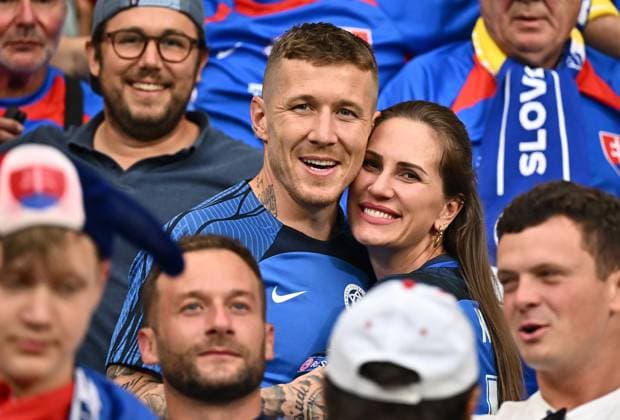 26 06 2024, xscotx, Football EM 2024, Slovakia Romania, emspor, v l Juraj Kucka Slowakei mit frau freundin Frankfurt am Main