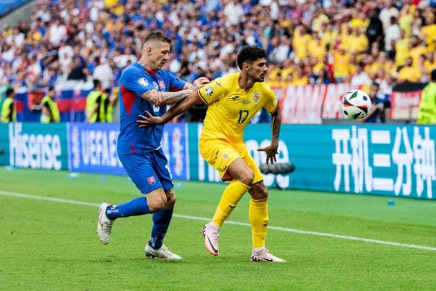 UEFA EURO 2024 Slovakia Romania 26 06 2024 duel Patrik Hrosovsky Slovakia, 13 , Florinel Coman Romania, 17 UEFA EURO 2024 Slovakia Romania Frankfurt Arena, Frankfurt 26 06 2024 Copyright: xBEAUTIFULxSPORTS Wunderlx