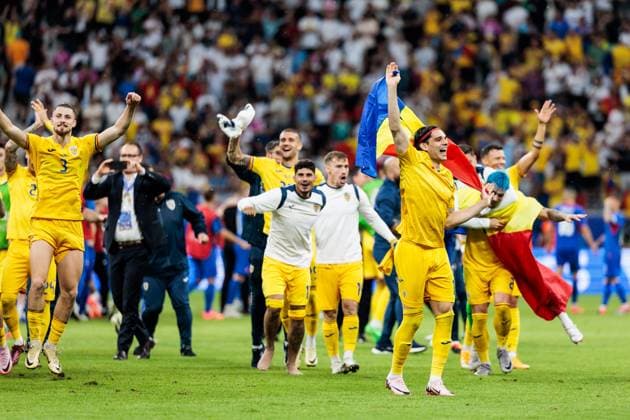 UEFA EURO 2024 Slovakia Romania 26 06 2024 The Romanian players jump across the pitch in celebration after the final whistle Lubomir Tupta Slovakia, 10 UEFA EURO 2024 Slovakia Romania Frankfurt Arena, Frankfurt 26 06 2024 Copyright: xBEAUTIFULxSPORTS Wunderlx