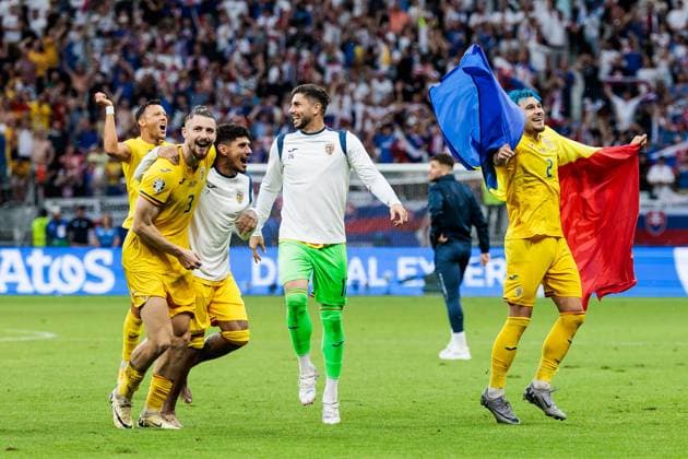 UEFA EURO 2024 Slovakia Romania 26 06 2024 The Romanian players jump across the pitch in celebration after the final whistle Denis Vavro Slovakia, 3 UEFA EURO 2024 Slovakia Romania Frankfurt Arena, Frankfurt 26 06 2024 Copyright: xBEAUTIFULxSPORTS Wunderlx