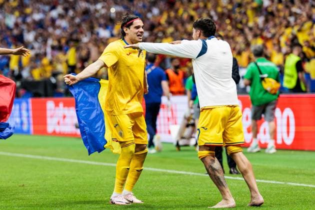 UEFA EURO 2024 Slovakia Romania 26 06 2024 The Romanian players jump across the pitch in celebration after the final whistle Lubomir Tupta Slovakia, 10 UEFA EURO 2024 Slovakia Romania Frankfurt Arena, Frankfurt 26 06 2024 Copyright: xBEAUTIFULxSPORTS Wunderlx