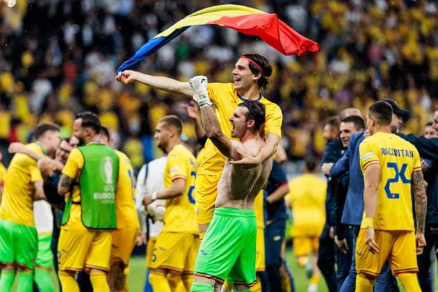 UEFA EURO 2024 Slovakia Romania 26 06 2024 The Romanian players jump across the pitch in celebration after the final whistle Lubomir Tupta Slovakia, 10 , Martin Dubravka Slovakia, 1 UEFA EURO 2024 Slovakia Romania Frankfurt Arena, Frankfurt 26 06 2024 Copyright: xBEAUTIFULxSPORTS Wunderlx