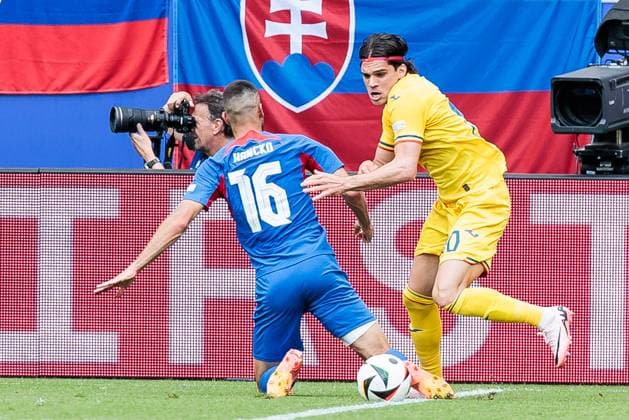 UEFA EURO 2024 Slovakia Romania 26 06 2024 One-on-one David Hancko Slovakia, 16 , Ianis Hagi Romania, 10 Foul Penalty UEFA EURO 2024 Slovakia Romania Frankfurt Arena, Frankfurt 26 06 2024 Copyright: xBEAUTIFULxSPORTS Wunderlx