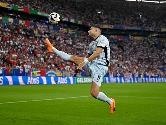 26 06 2024, Football UEFA EURO 2024, Preliminary round, Matchday 3, Georgia Portugal, in the Arena AufSchalke Gelsenkirchen, Diogo Dalot Portugal on the ball