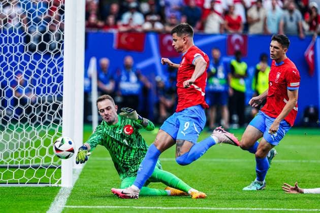 Goal kick Goal chance Adam Hlozek Czech Republic, 09 , Mert Guenok Turkey, 01 GER, Czech Republic vs Turkey, European Football Championship, UEFA Euro 2024, Matchday 3, 26 06 2024 GER, Czech Republic vs Turkey, European Football Championship, UEFA Euro 2024, Matchday 3, 26 06 2024 Hamburg Copyright: xEibner-Pressefoto MarcelxvonxFehrnx EP_MFN
