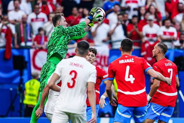 Mert Guenok Turkey, 01 haelt Ball GER, Czech Republic vs Turkey, European Football Championship, UEFA Euro 2024, Matchday 3, 26 06 2024 GER, Czech Republic vs Turkey, European Football Championship, UEFA Euro 2024, Matchday 3, 26 06 2024 Hamburg Copyright: xEibner-Pressefoto MarcelxvonxFehrnx EP_MFN
