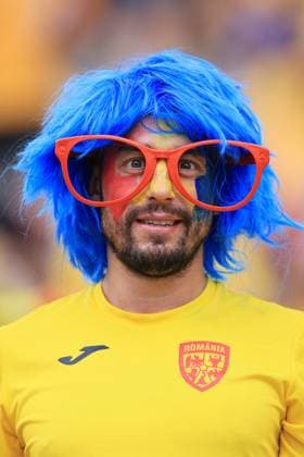 Fußball UEFA EURO 2024 Gruppe E Slowakei gegen Rumänien 26. Juni 2024 UEFA EURO 2024 Gruppe E Slowakei gegen Rumänien Ein Rumänien-Fan trägt eine Perücke und eine riesige Brille Foto Simon Stacpoole Abseits Frankfurt Deutschland  Copyright: xSimonxStacpoolexOffside