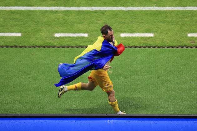 Fußball UEFA EURO 2024 Gruppe E Slowakei gegen Rumänien 26. Juni 2024 UEFA EURO 2024 Gruppe E Slowakei gegen Rumänien Andrei Ratiu aus Rumänien sprintet nach dem Spiel mit der Flagge seines Landes die Seitenlinie entlang Foto Simon Stacpoole Abseits Frankfurt Deutschland  Copyright: xSimonxStacpoolexOffside