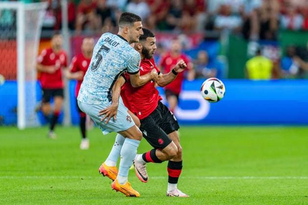 Diogo Dalot Portugal, 5 Georges Mikautadze Georgia, 22 Georgia vs Portugal, Men, Football, Matchday 3, EURO 2024, 26 06 2024, European Championship, Group F Georgia vs Portugal, Men, Football, Matchday 3, EURO 2024, 26 06 2024, European Championship, Group F Gelsenkirchen Copyright: xEibner-Pressefoto BahhoxKarax EP_GEO