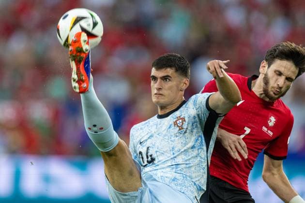 Football - UEFA EURO, EM, Europameisterschaft,Fussball 2024 - Group F - Georgia v Portugal GELSENKIRCHEN, GERMANY - Wednesday, June 26, 2024: Portugal s Antonio Silva (L) is challenged by Georgia s Khvicha Kvaratskhelia during the UEFA Euro 2024 Group F match between Georgia and Portugal at the Arena AufSchalke. (Photo by David Rawcliffe Propaganda) GELSENKIRCHEN Arena AufSchalke NORTH RHINE-WESTPHALIA GERMANY  Copyright: xDavidxRawcliffex P2024-06-26-Georgia_Portugal-55