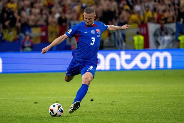 GER, EURO 2024, Group E, Slovakia SVK vs Romania ROU 24 06 2024, Frankfurt Arena, Frankfurt, GER, EURO 2024, Group E, Slovakia SVK vs Romania ROU In the picture Denis Vavro Slovakia SVK, 03 ball on foot single action, full body full body cropping, single image, action, action, game scene nordphotoxGmbHxx xDenkinger nph00015